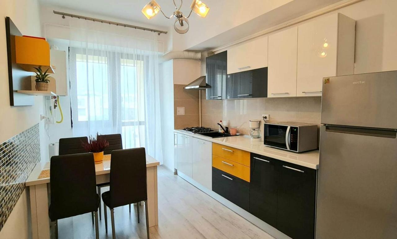 Karina New Flat Near Palas Mall Яш Екстериор снимка